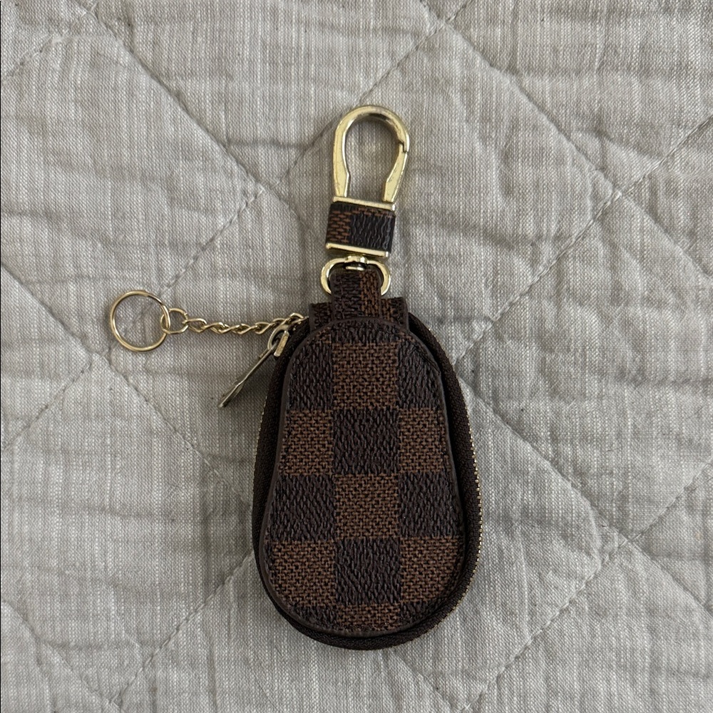 Not Authentic Louis Vuitton Brown Checkered Key Holder with Gold Clip
